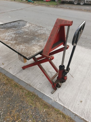Adjustable pallet truck