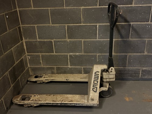 Pallet truck - pallet,