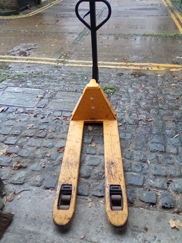 Short pallet pump truck - pallet, 2000kg