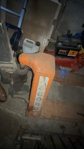 Pallet truck 2000kg capacity - pallet,